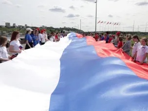 500 нижегородцев растянули 100-метровый российский триколор на Стрелке в честь предстоящего Дня России